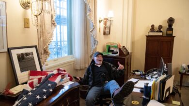 Condenan a hombre que colocó sus pies sobre escitorio de Pelosi