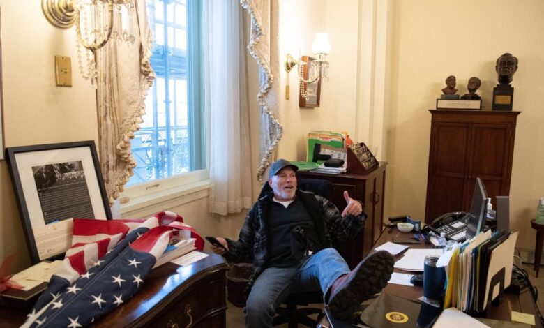 Condenan a hombre que colocó sus pies sobre escitorio de Pelosi