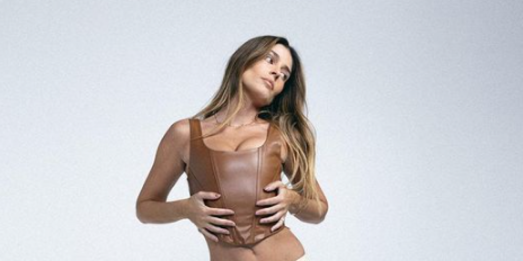 Coral Simanovich posa con todas las prendas de su colección de ropa y arrasa en redes