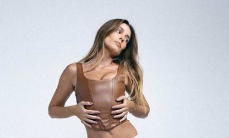 Coral Simanovich posa con todas las prendas de su colección de ropa y arrasa en redes