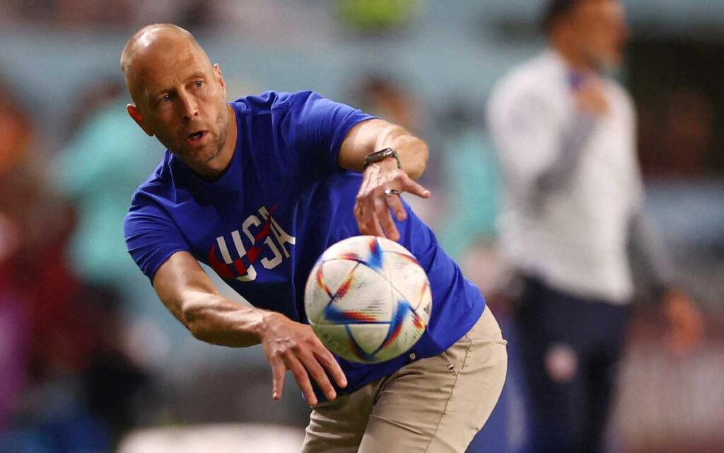 DT de Estados Unidos reconoce que pateó a su actual esposa en 1991