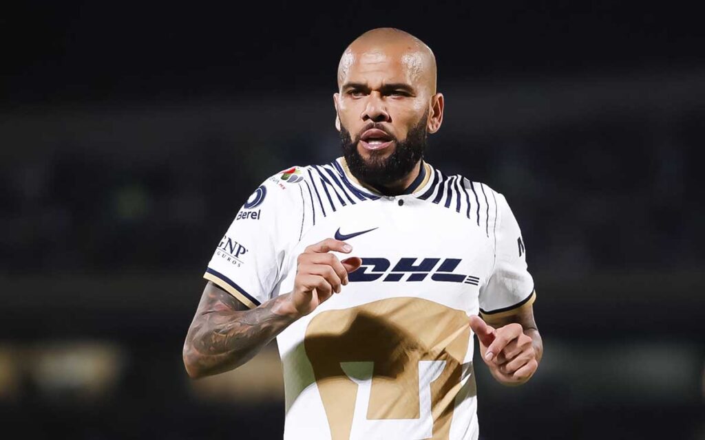 Dani Alves anuncia regreso a Pumas, en medio de una acusación por agresión sexual