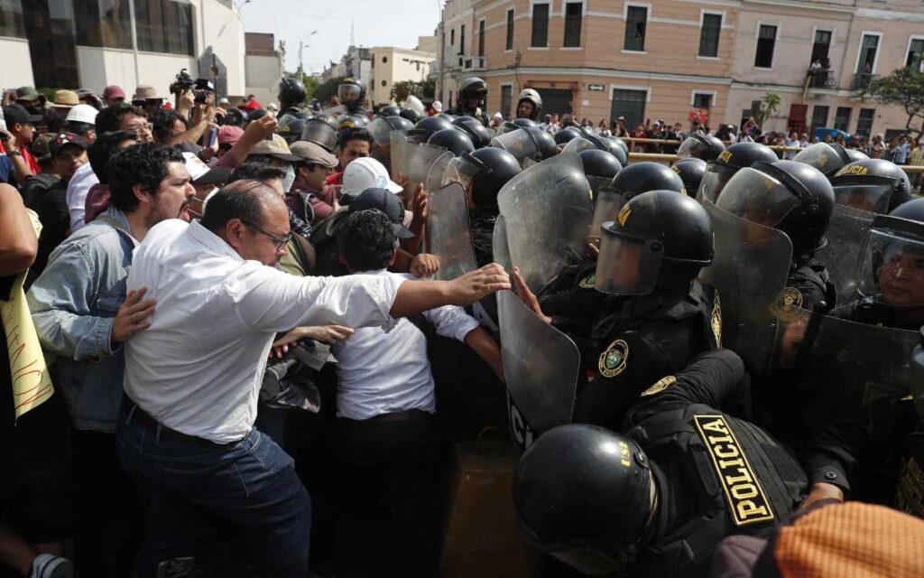 Denuncian operativo desproporcionado en universidad de Perú que dejó 200 detenidos