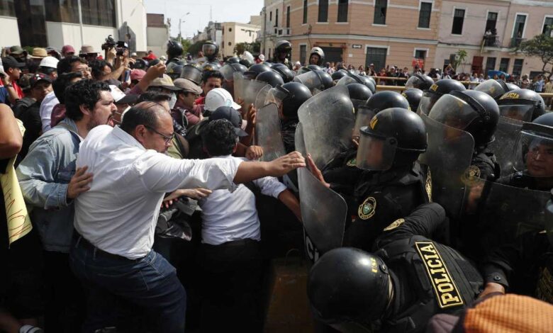 Denuncian operativo desproporcionado en universidad de Perú que dejó 200 detenidos