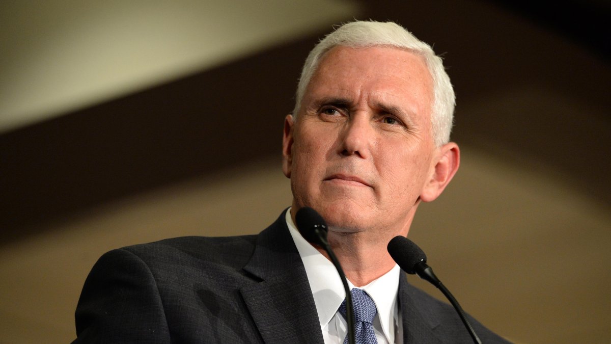 Descubren documentos clasificados en la casa de Mike Pence en Indiana