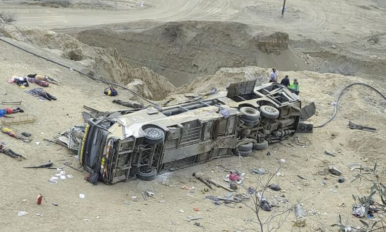 Desgracia en Perú: ómnibus cayó al abismo en Piura y murieron 26 pasajeros