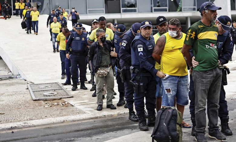 Detienen a cerca de 1,200 bolsonaristas en campamento frente al Ejército