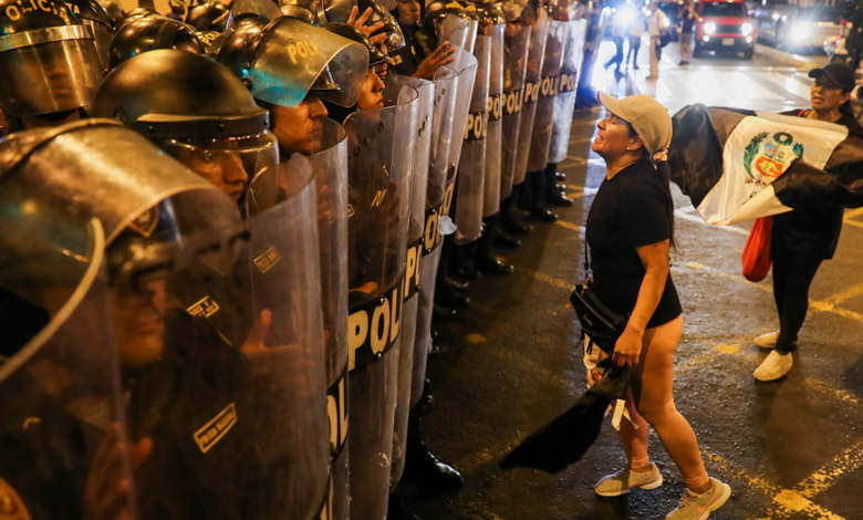 Detienen a líderes de protestas en Perú; atacan casa de congresista