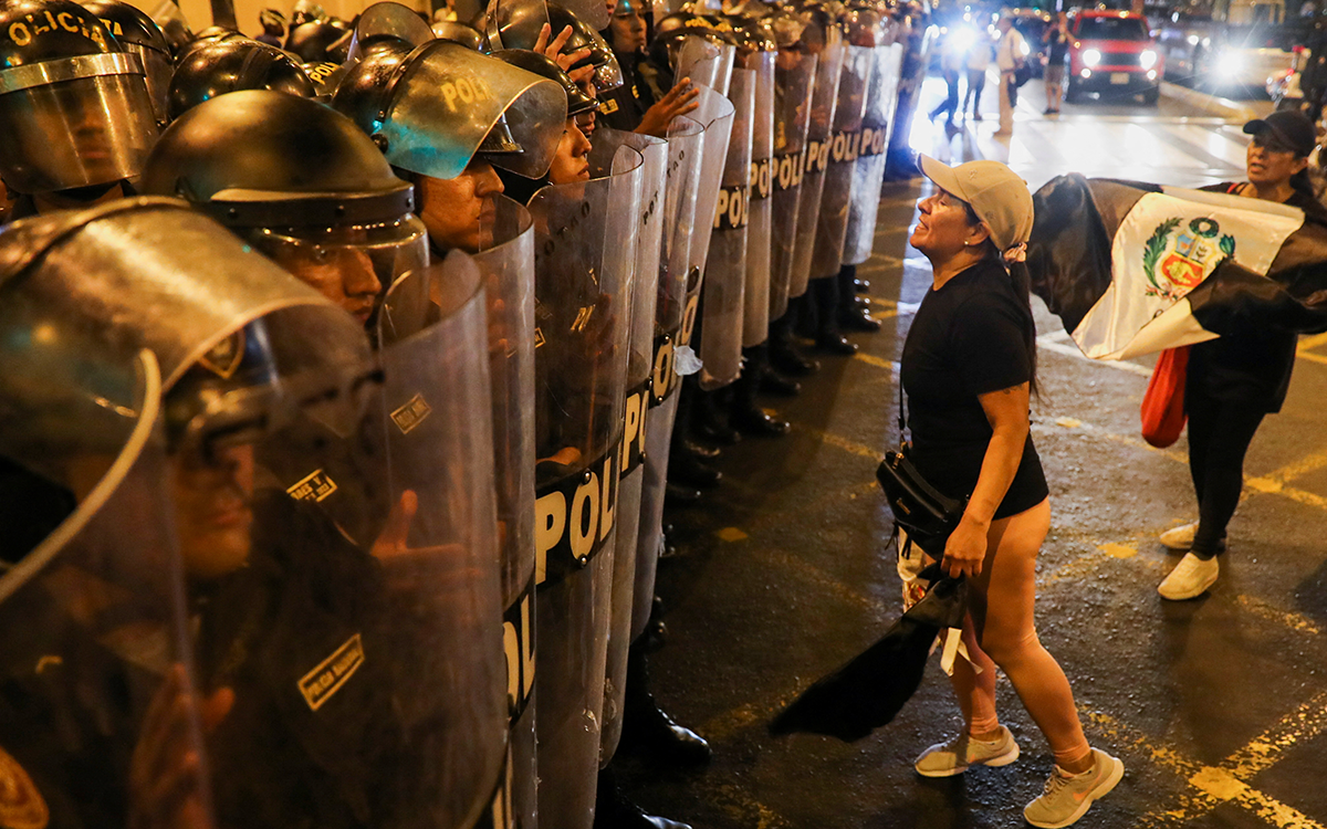 Detienen a líderes de protestas en Perú; atacan casa de congresista