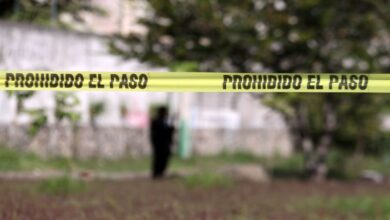 Detienen a padre tras hallar una pistola en la mochila de su hijo