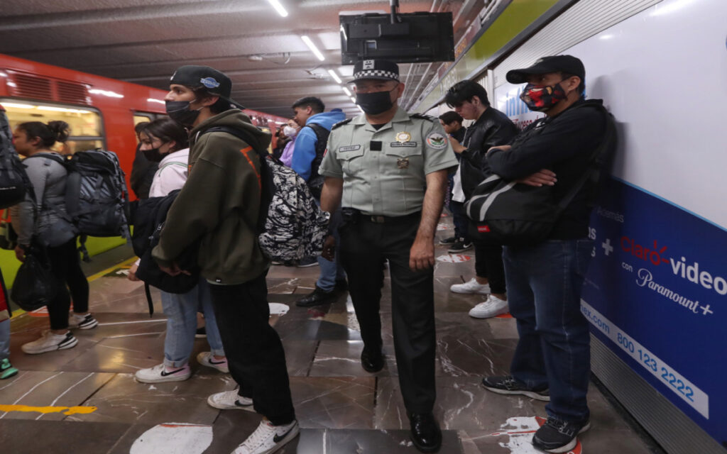 Detienen a una mujer por arrojar aspas de plástico a las vías del Metro