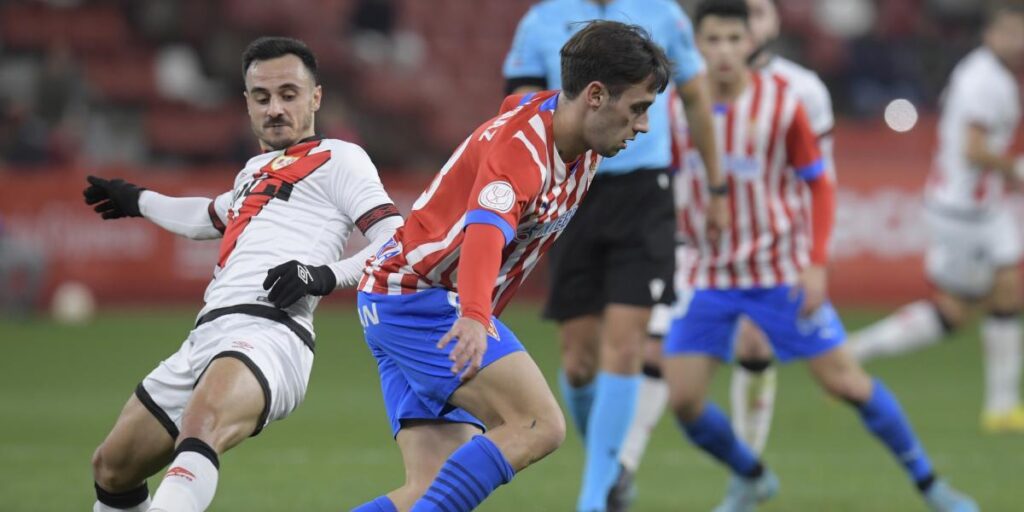 Dos seguidores rayistas, agredidos por portar una camiseta del club