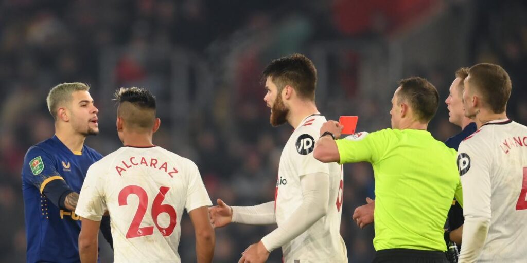 El 'troleo' a un expulsado en Inglaterra del que se está hablando en todo el mundo