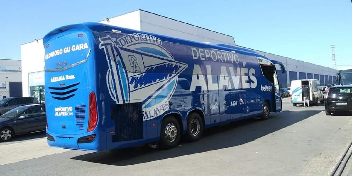 El Alavés condena un ataque al autobús a su llegada a Mendizorroza