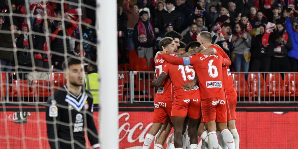 El Almería baja a un mal Espanyol de su nube