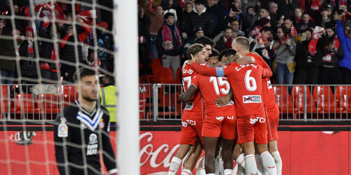 El Almería baja a un mal Espanyol de su nube