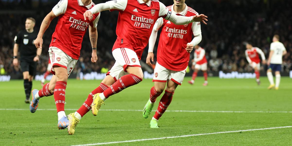 El Arsenal gana al Tottenham y vuela hacia la Premier