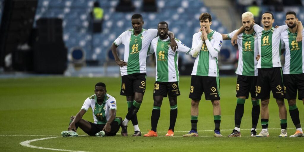 El Betis entrena este sábado tras regresar de Arabia