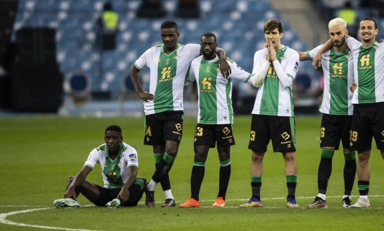 El Betis entrena este sábado tras regresar de Arabia