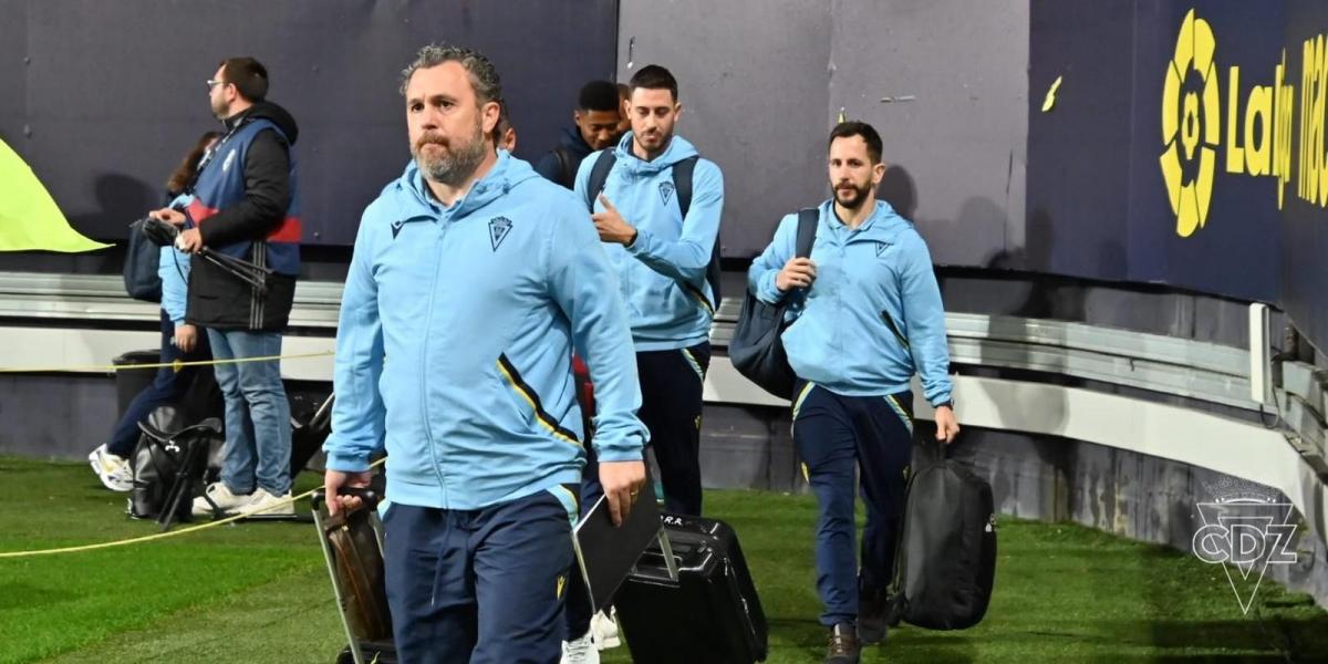 El Cádiz repite once y el Elche hace dos cambios, con el debut de Carmona