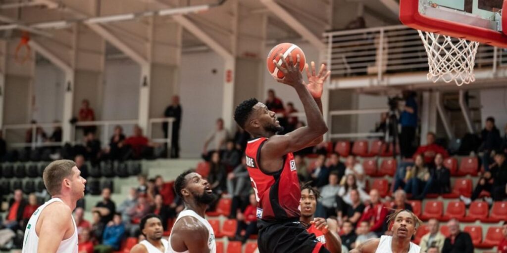 El Covirán Granada ficha al ala-pívot estadounidense Mike Moore