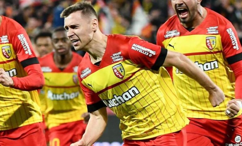 El Lens gana de penalti y presiona al PSG