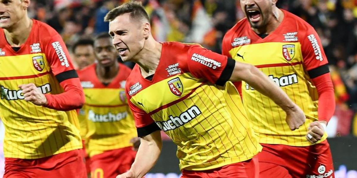 El Lens gana de penalti y presiona al PSG