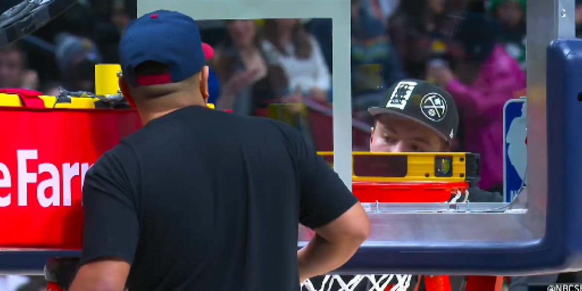 El Nuggets-Celtics se para...¡porque Rob Williams se carga la canasta con un mate!