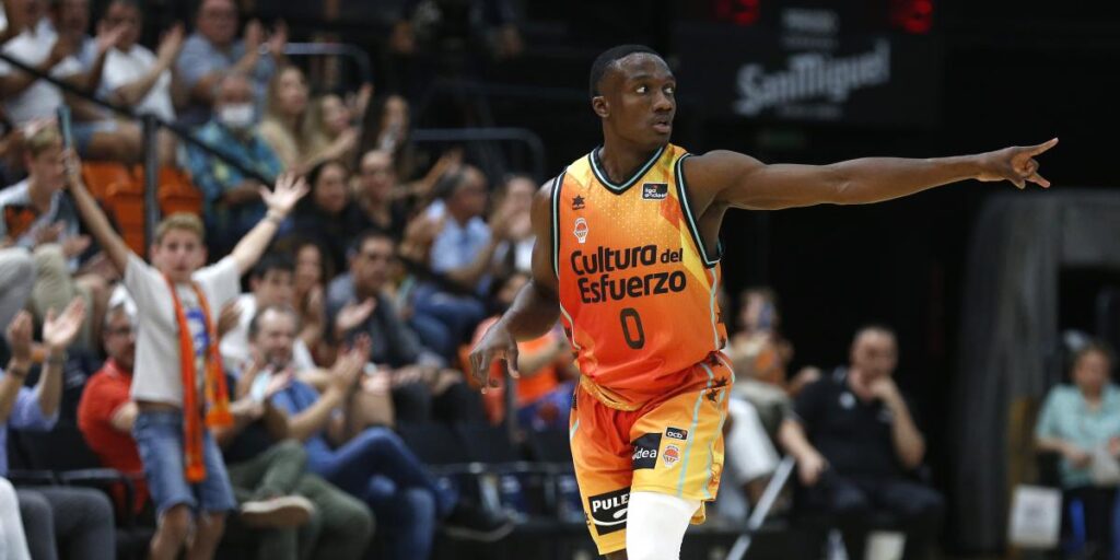 El Valencia se lanza al mercado en busca de un base