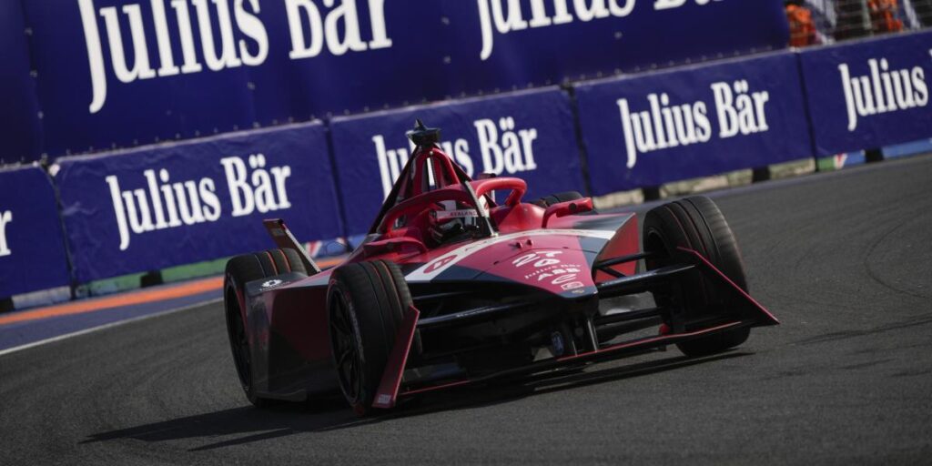 El británico Jake Dennis, de Avalanche Andretti, triunfa en el E-Prix de México