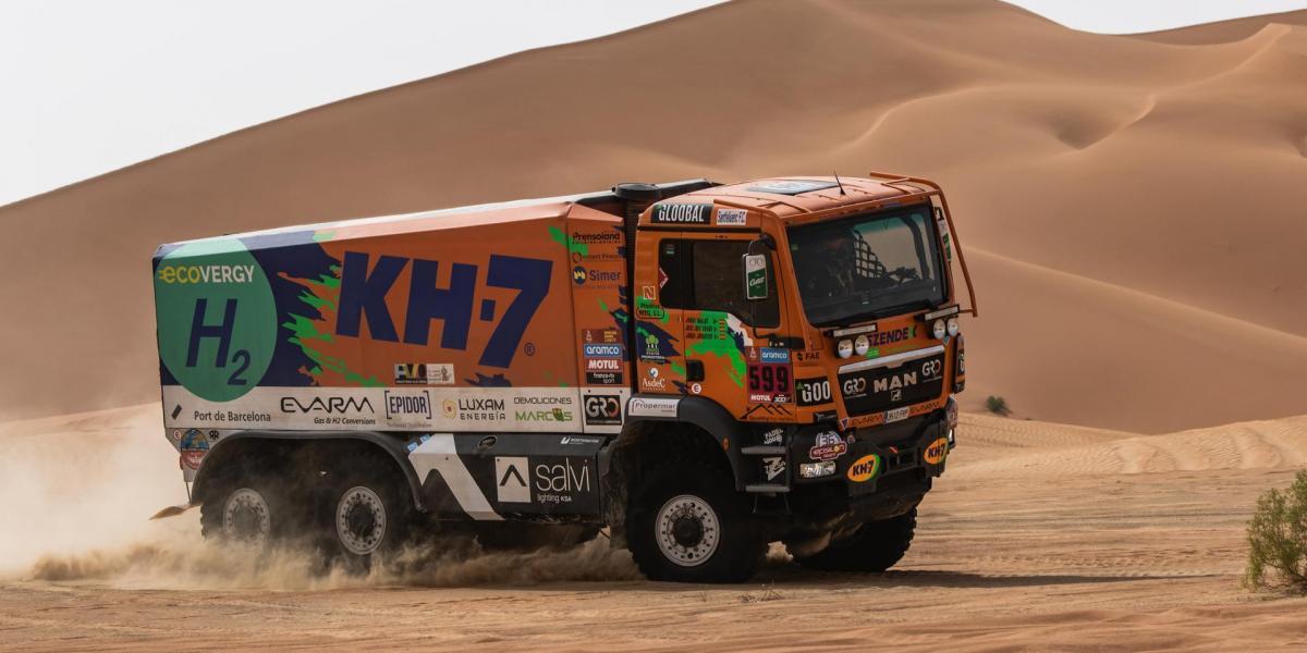 El camión KH-7 Epsilon Team sufre un vuelco y tendrá que hacer noche en las dunas