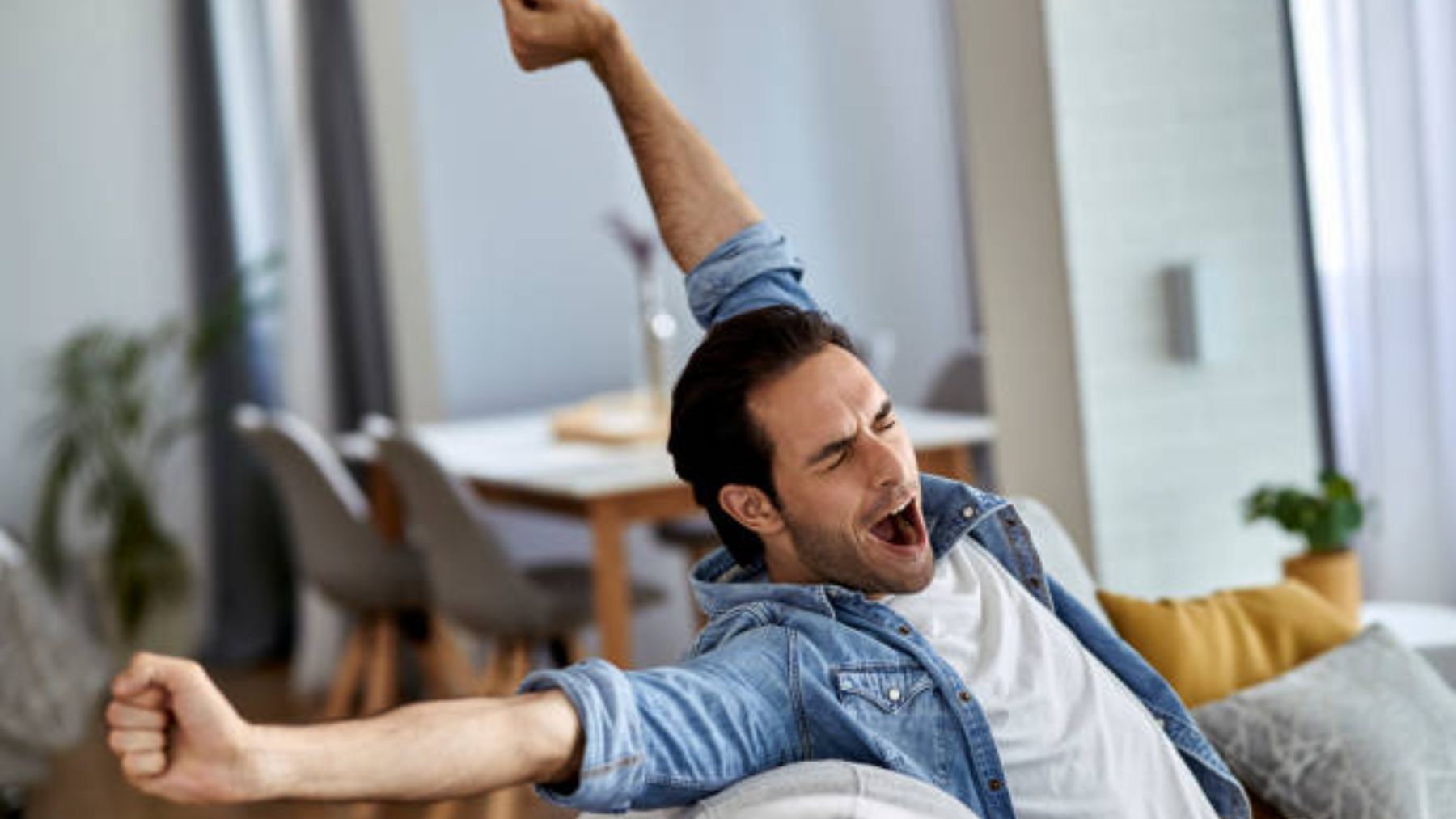 El curioso motivo por el que siempre nos estiramos cuando bostezamos