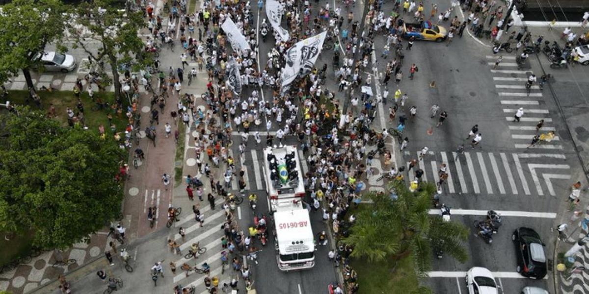 El féretro de Pelé llega al cementerio para su entierro