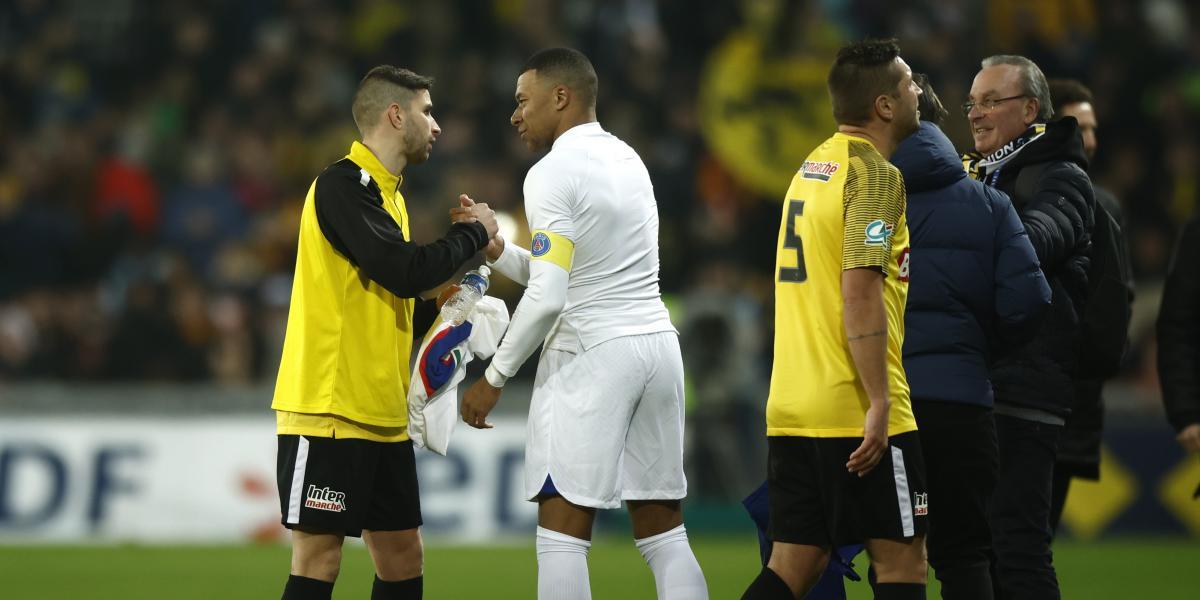 El llamativo gesto de Mbappé con un rival ‘amigo’