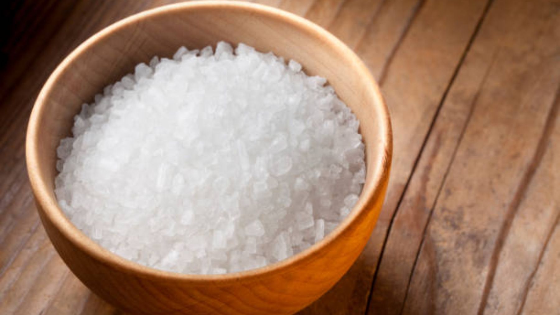 El motivo por el que deberías echar sal en tu inodoro una vez al mes