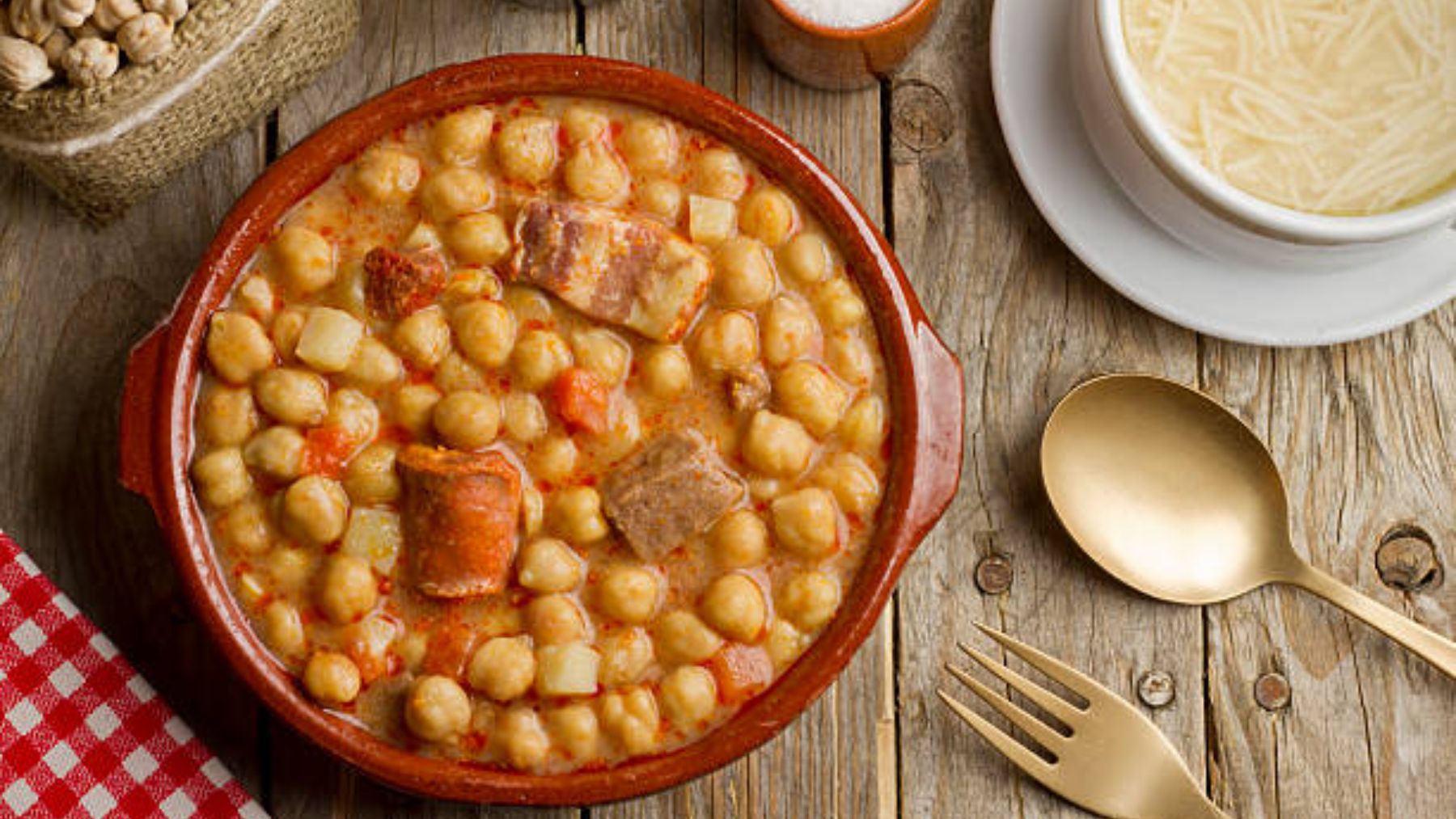 El motivo por el que nunca debes dejar que el cocido se enfríe fuera de la nevera