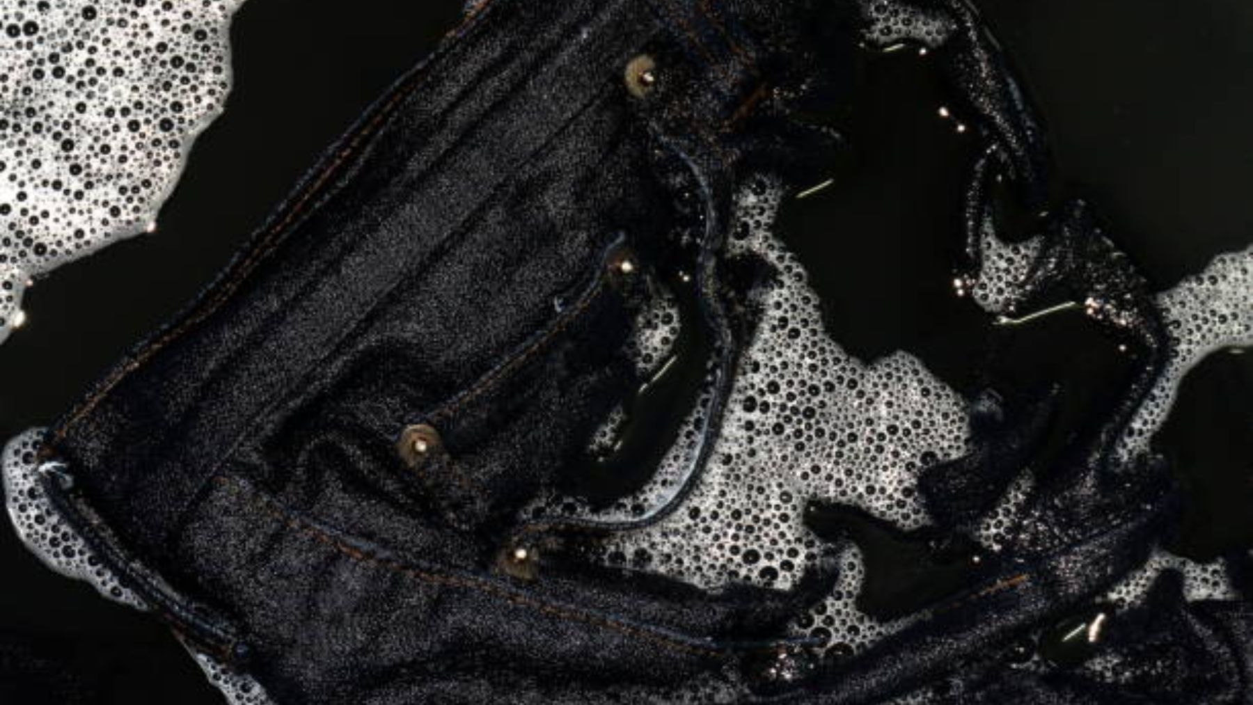 El remedio natural y económico para que la ropa negra recupere su intensidad