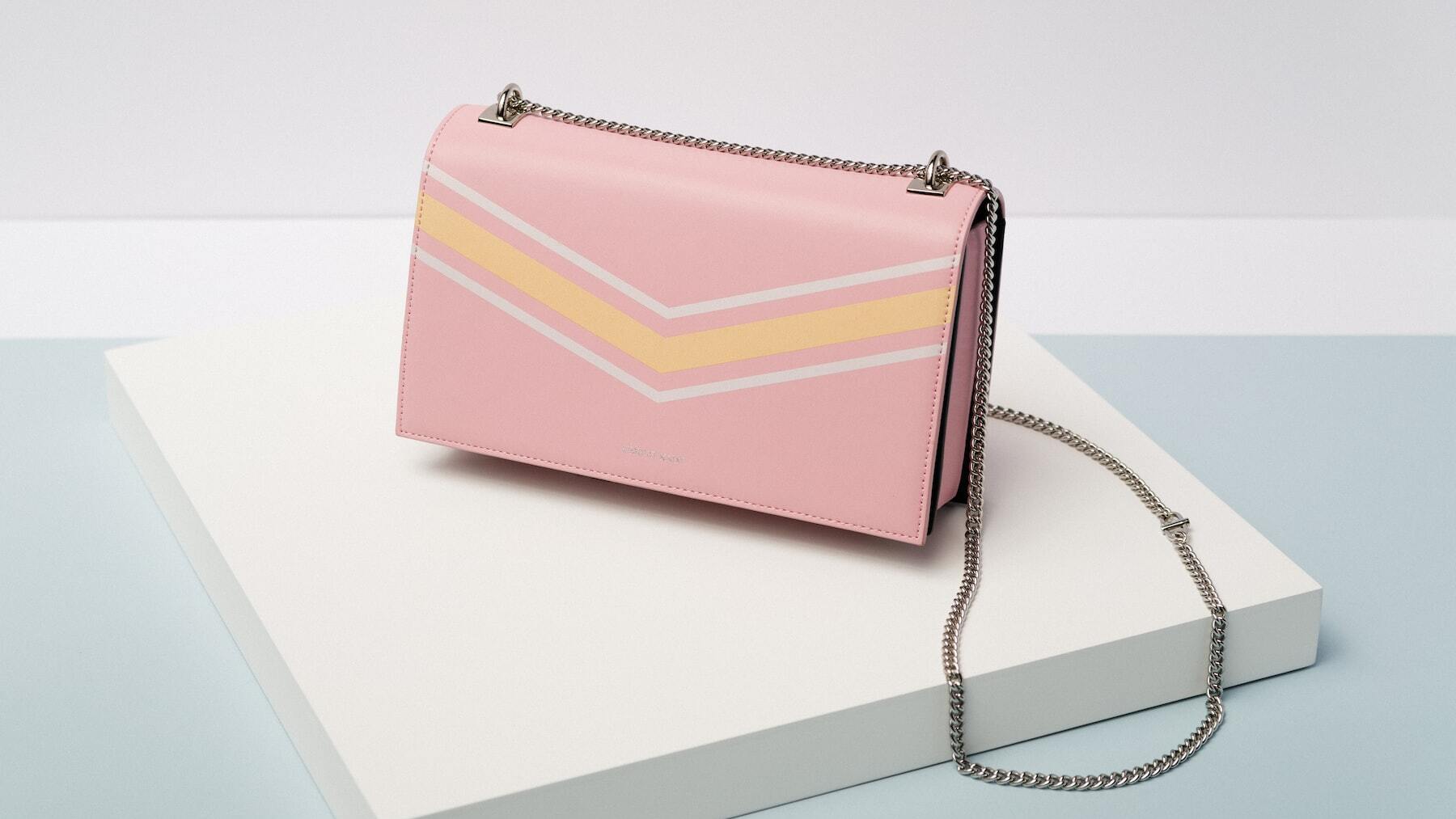 El trucazo de la bola para acabar para siempre con los malos olores del bolso