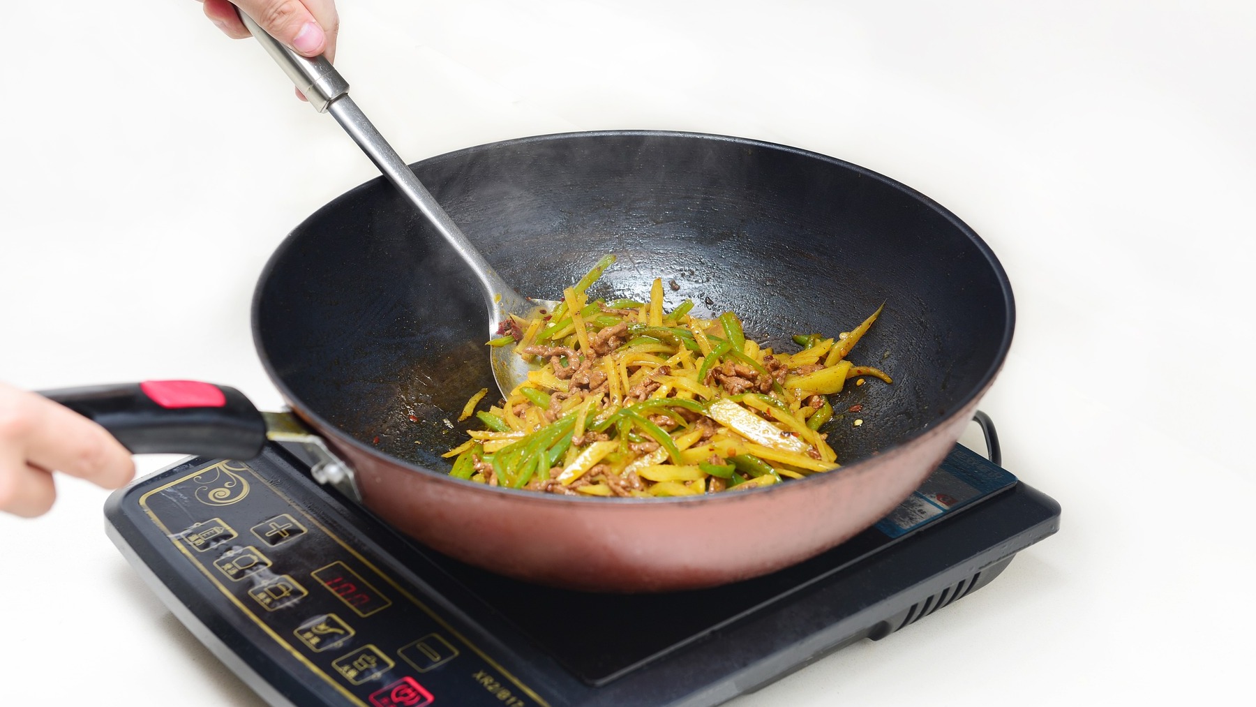 El truco casero para que no se te pegue nunca más la comida a la sartén