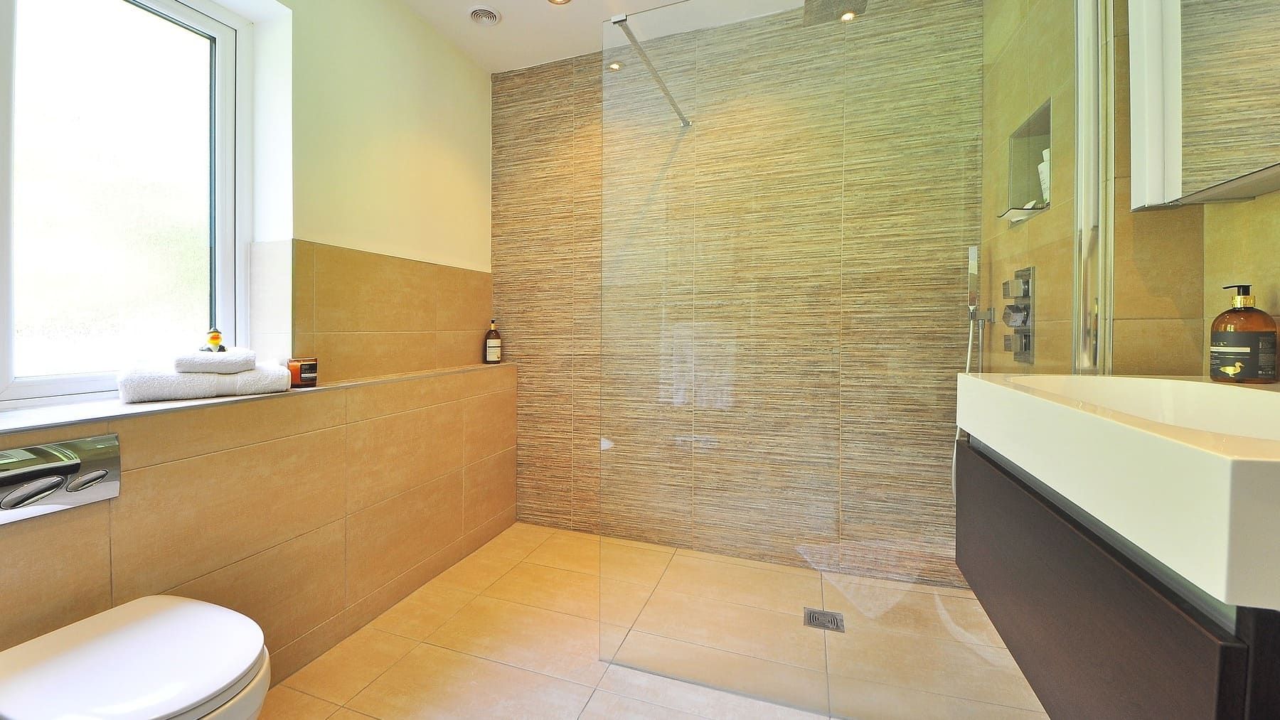 El truco definitivo para blanquear las juntas del baño