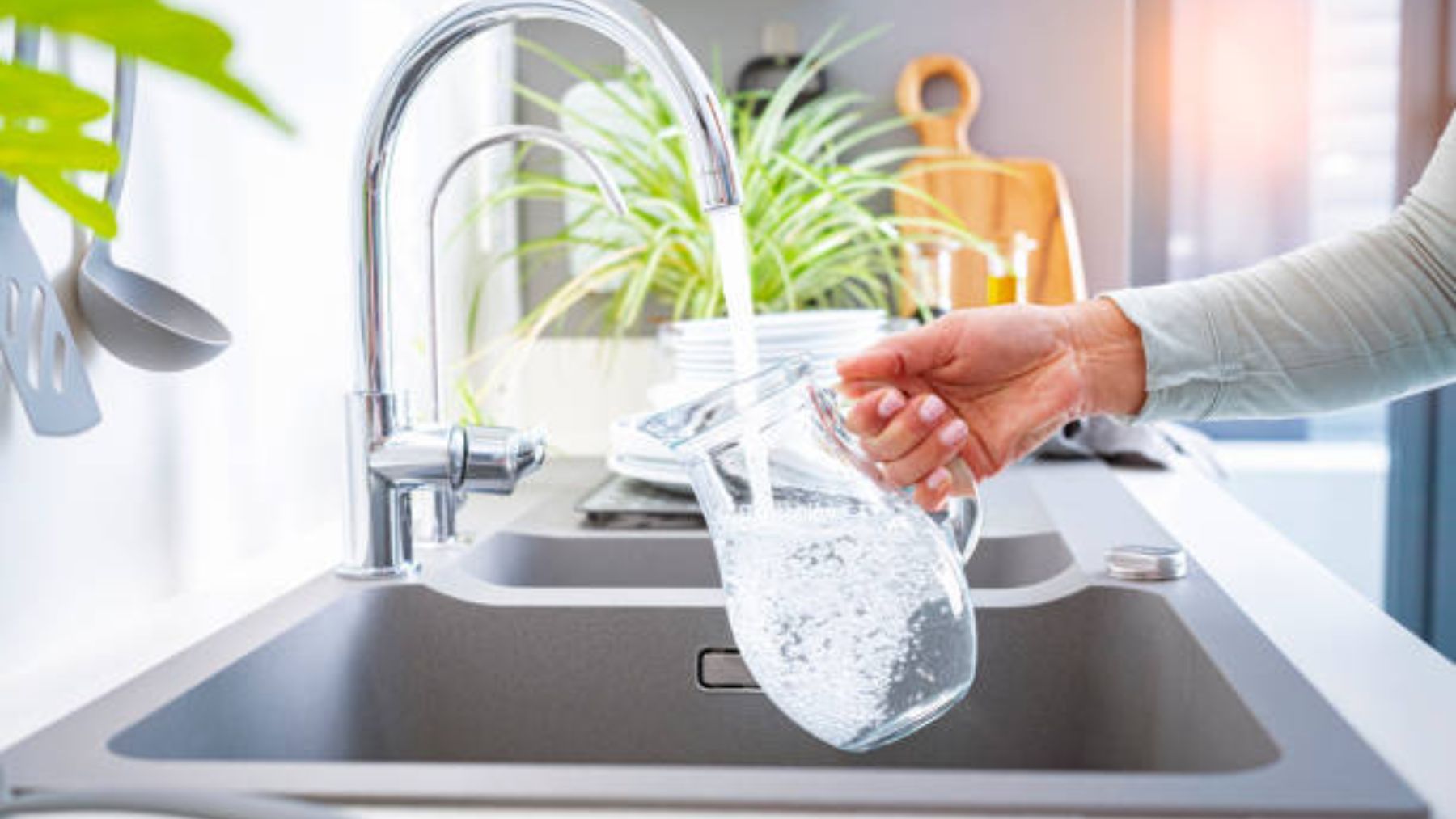 El truco más fácil para eliminar el sabor a cloro del agua del grifo