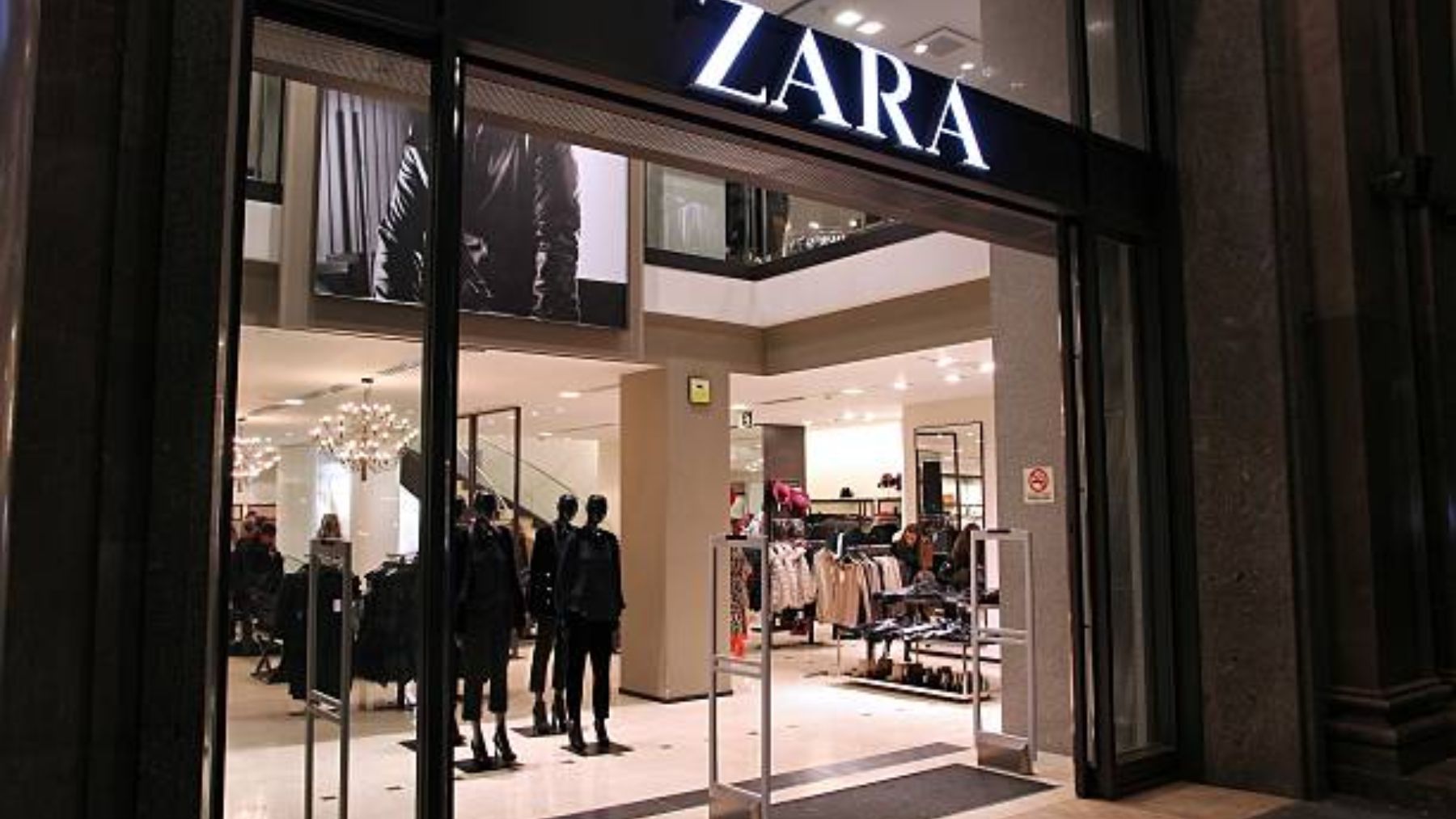 El truco que arrasa en TikTok para saltarte la cola en los probadores de Zara