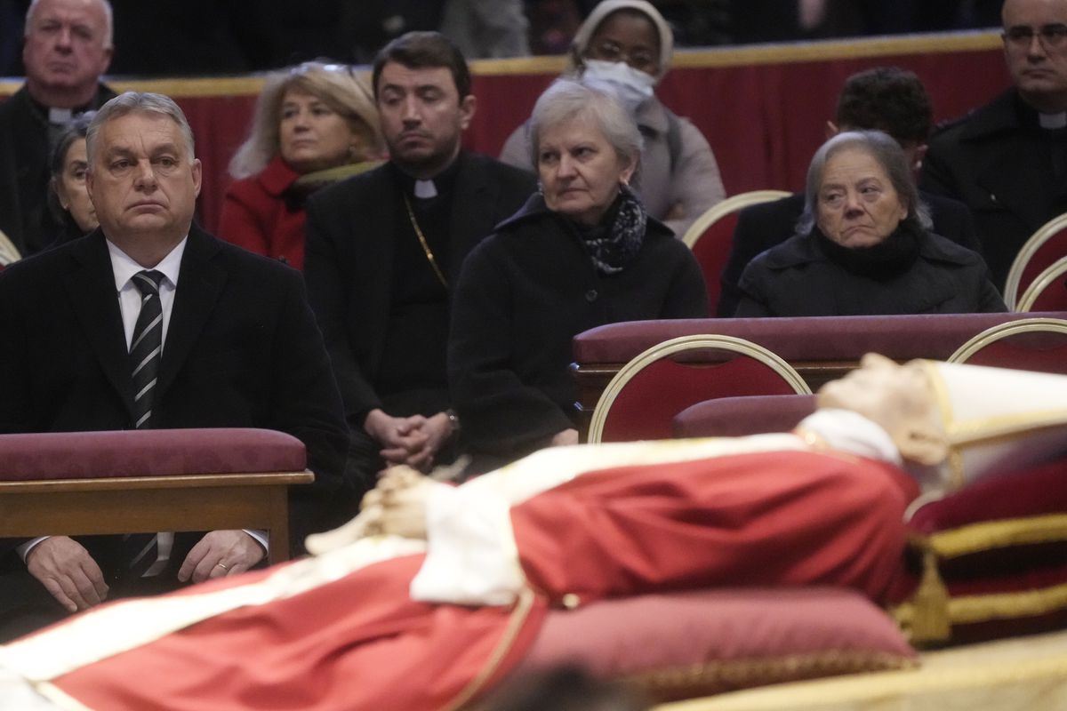 El ultraconservador Orbán, entre los primeros líderes internacionales en visitar la capilla ardiente de Benedicto XVI
