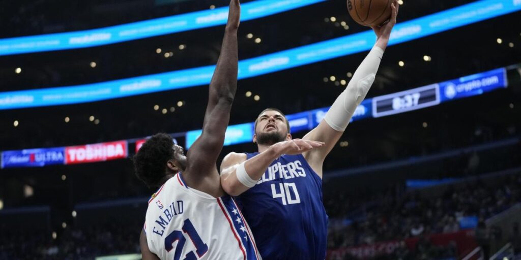 Embiid funde la remontada de los Clippers