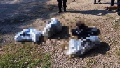 En carretilla, familiares se llevaron restos de una persona asesinada en Acapulco
