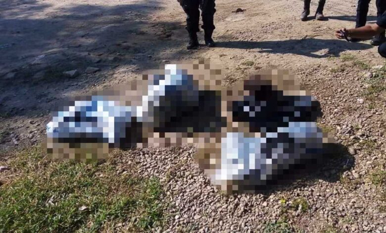 En carretilla, familiares se llevaron restos de una persona asesinada en Acapulco