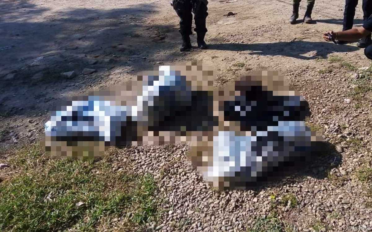 En carretilla, familiares se llevaron restos de una persona asesinada en Acapulco