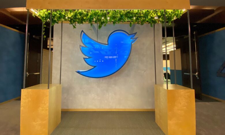 Es hora de ofertar por la luz de pájaro de neón gigante de Twitter