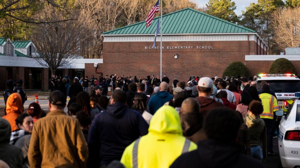 Escuela de Virginia reanuda clases tras maestra baleada por alumno