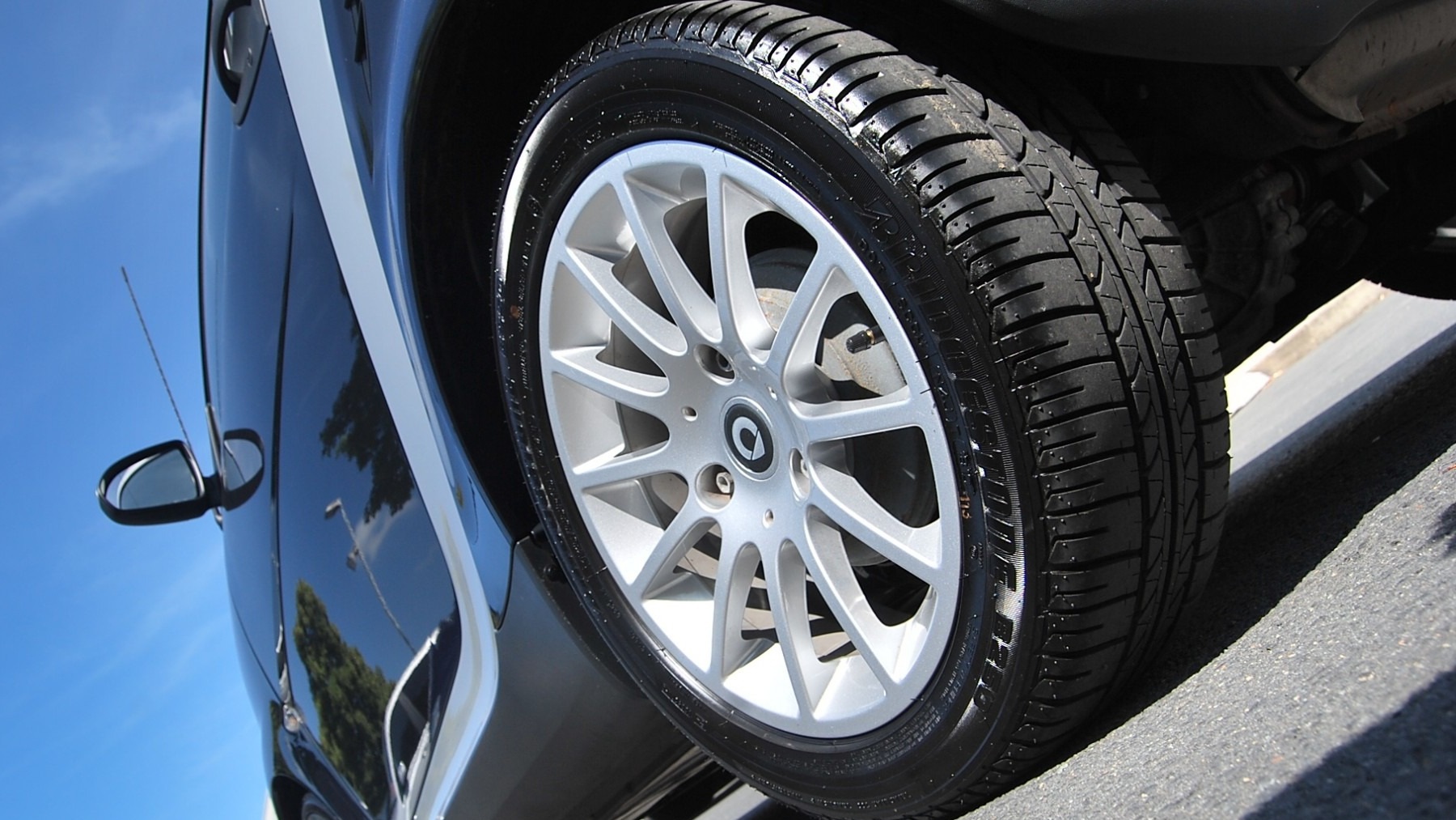 Esta es la presión que deben tener los neumáticos, según la OCU